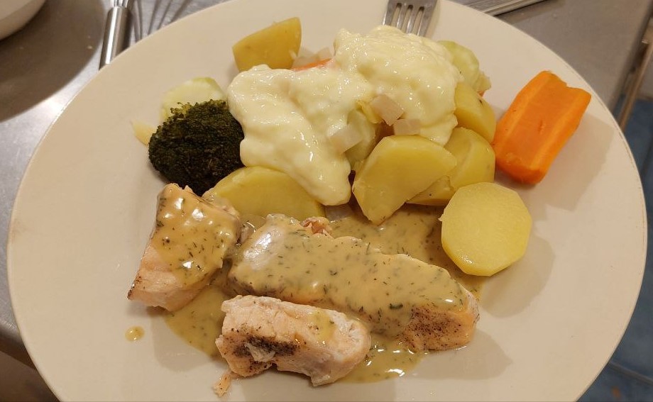 Gedämpfter Lachs mit Honig-Senf-Sauce mit Kartoffel, Gemüse und Hollandaise