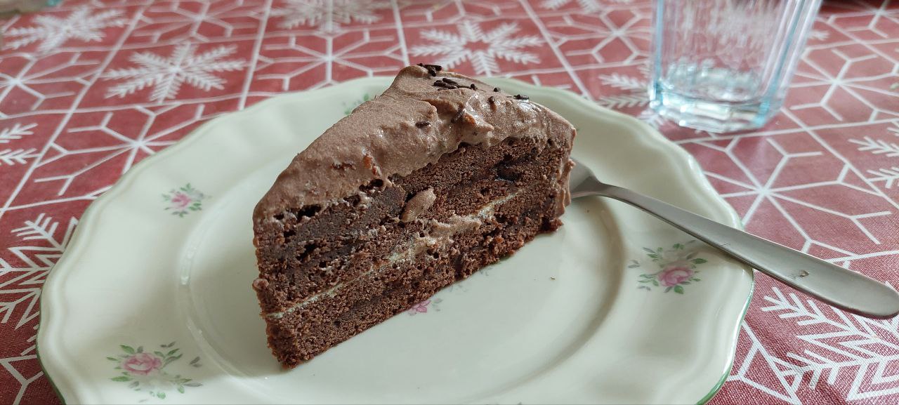 angeschnittene Schokoladentorte mit Puddingcreme